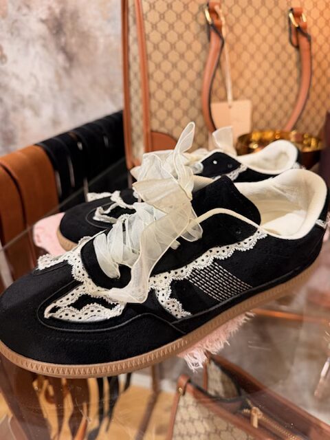 Svarta sneakers med satinband