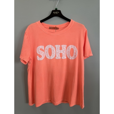 T-shirt i orange med SOHO tryck i vitt