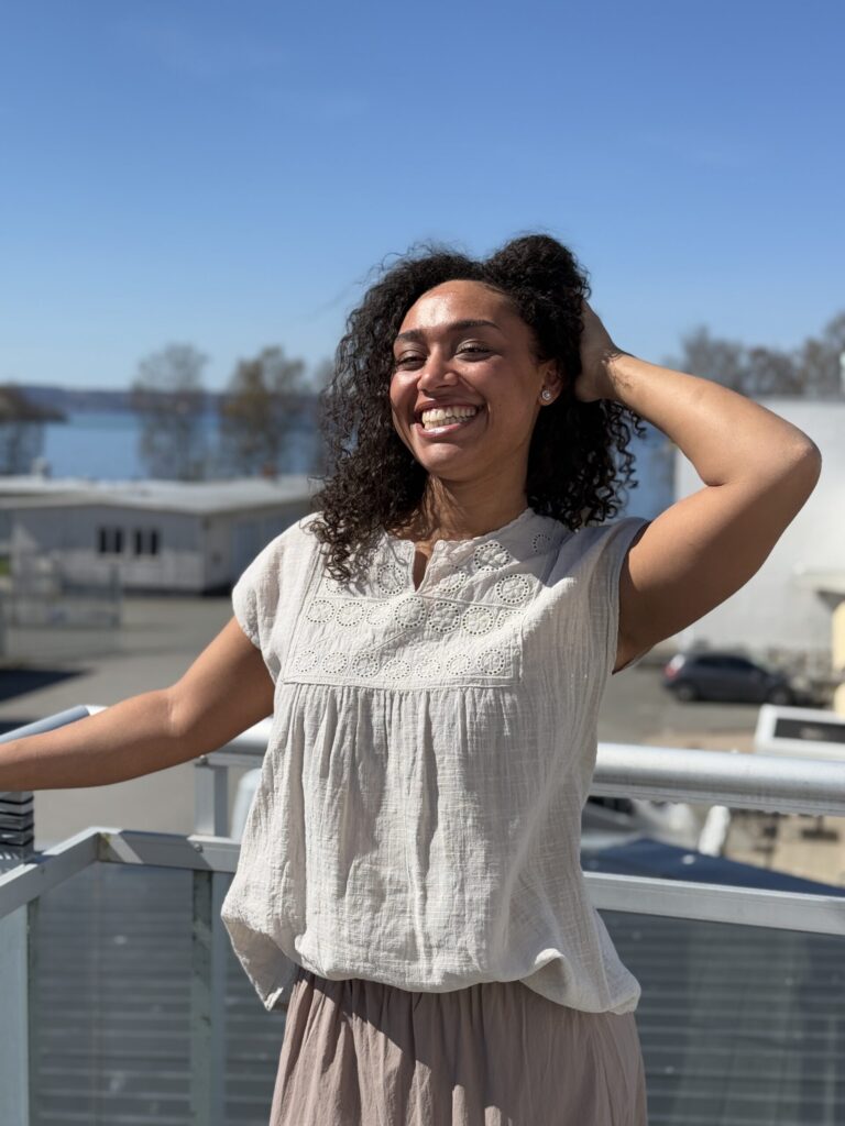 Bomullsblus med brodyr i beige