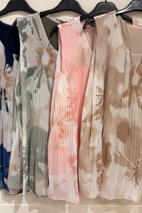 ✨ Plisserat blommigt linne med underlinne