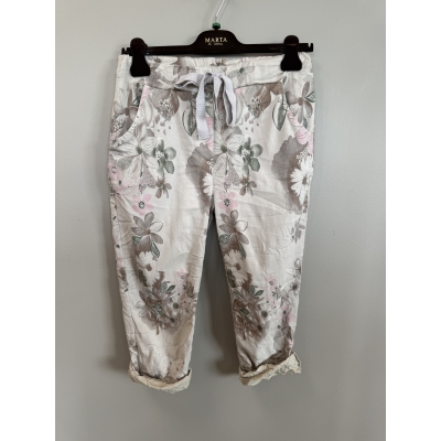 Magiska caprishorts i rosablommigt med beige botten