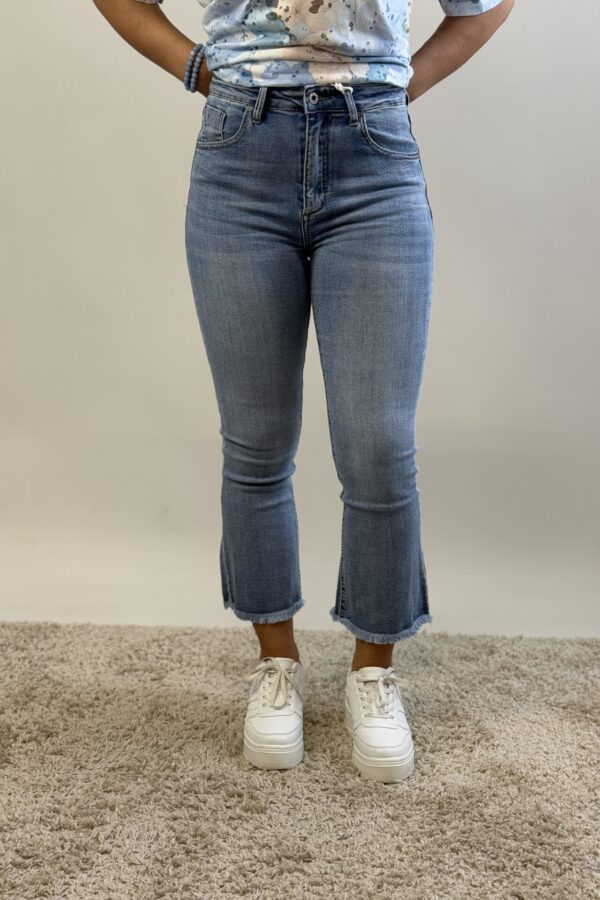 Stretchiga jeans i ankelmodell med fransad kant nertill