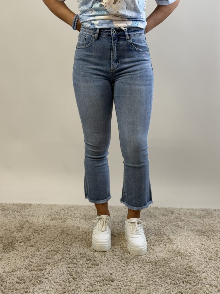 Stretchiga jeans i ankelmodell med fransad kant nertill