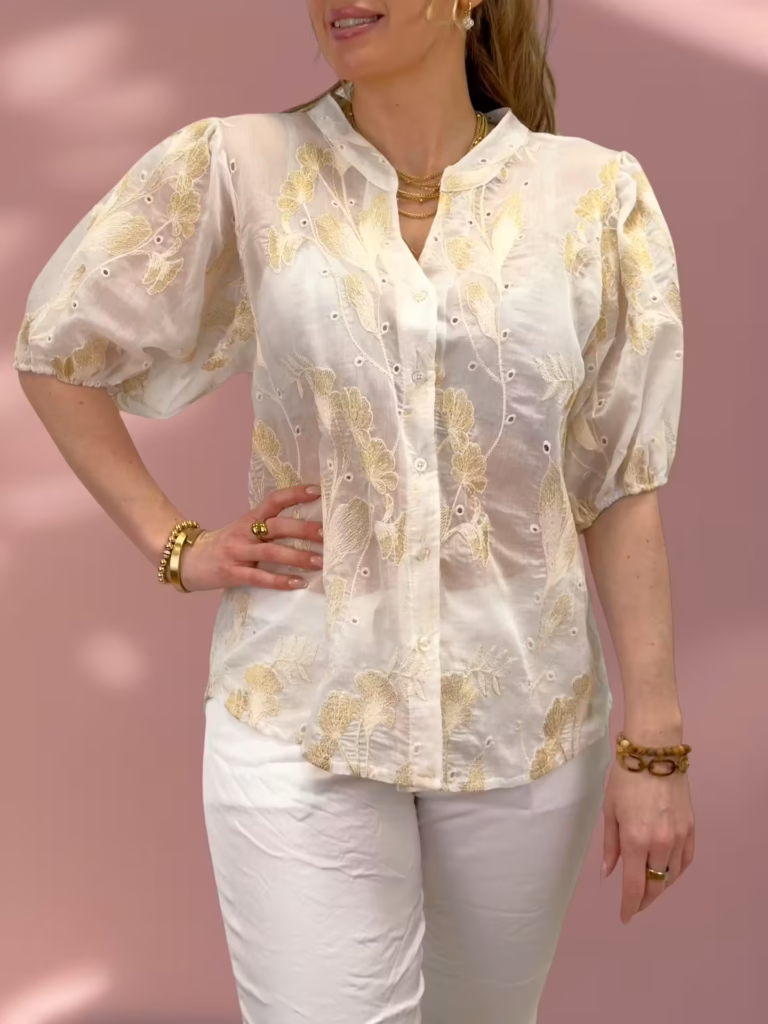 Vit blus med blommor i guld