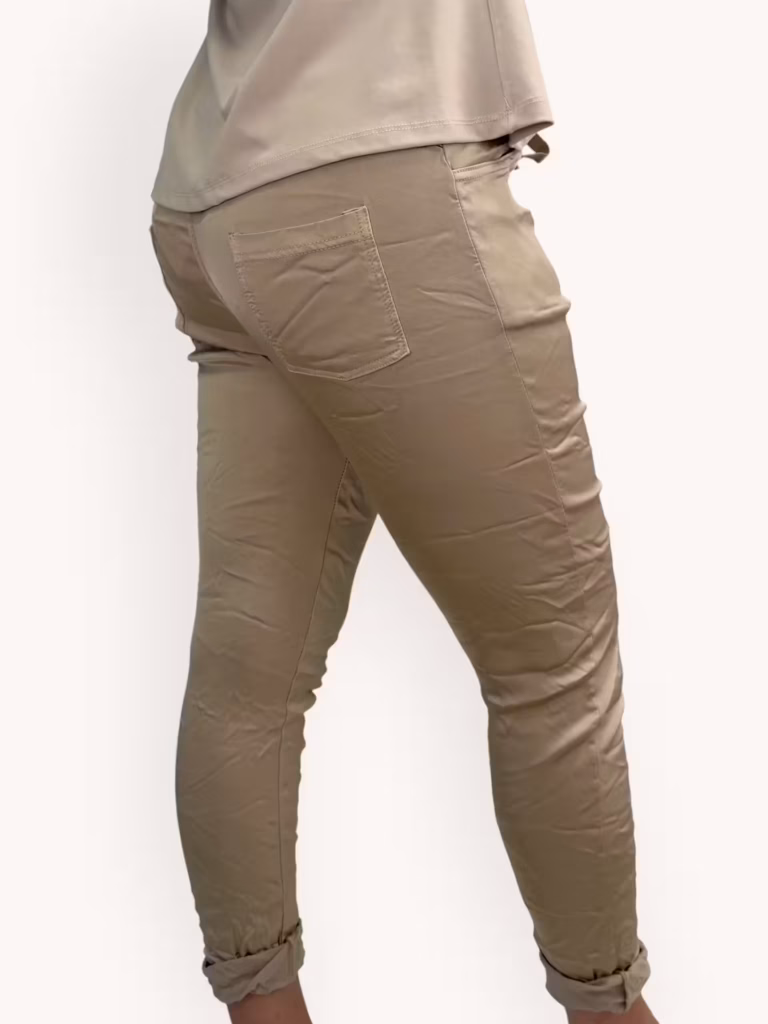 Magiska byxor i glansig beige