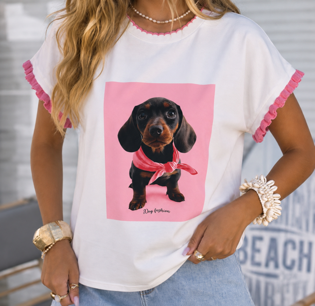 Vit tischa med hund i cerise