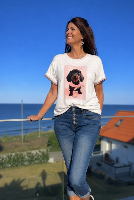 Cool bomullstischa i vitt med tryck i rosa