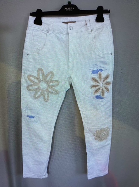 Coola vita jeans med påsydda blommor i guld