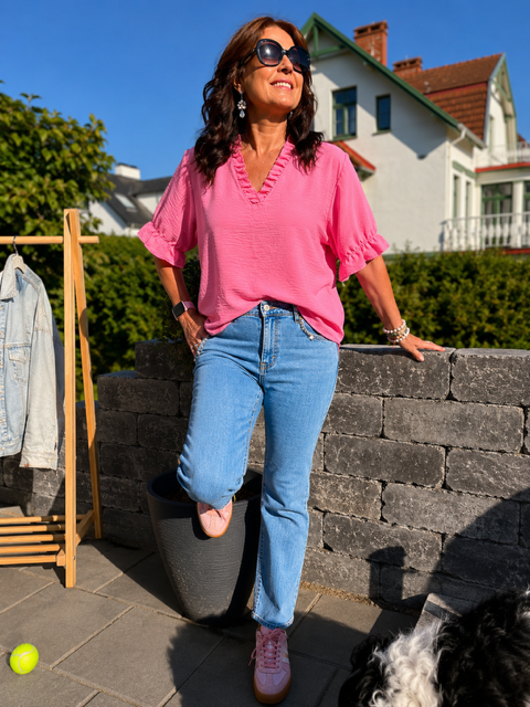Sommarrosa blus med volang