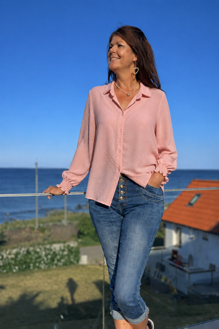 ✨ Stilren skjorta i mjuk rosa ton från Chica London ✨