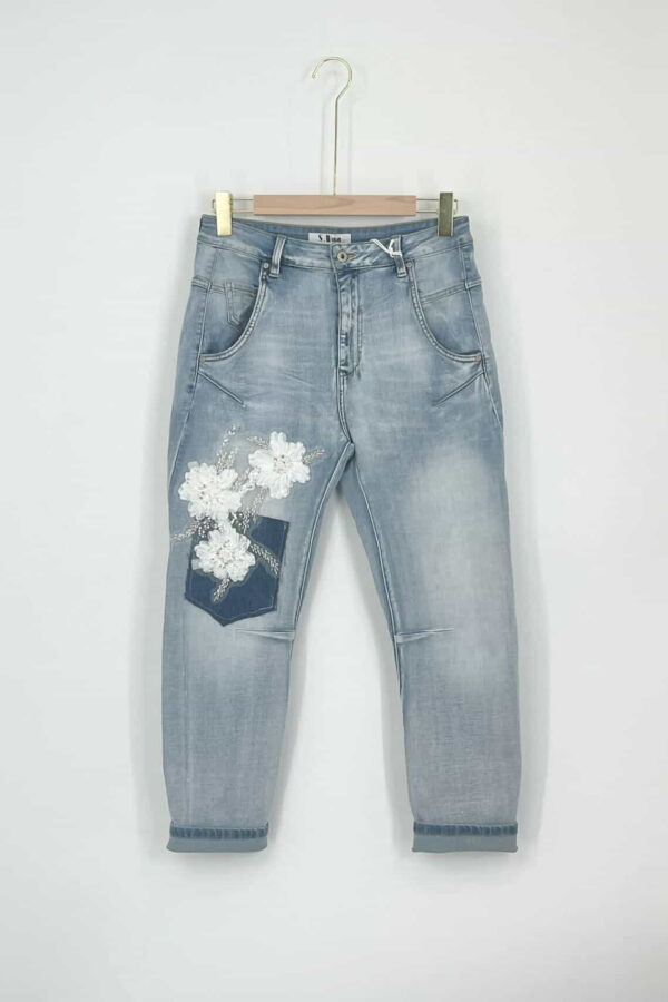 Sommarens absolut coolaste jeans med blommor
