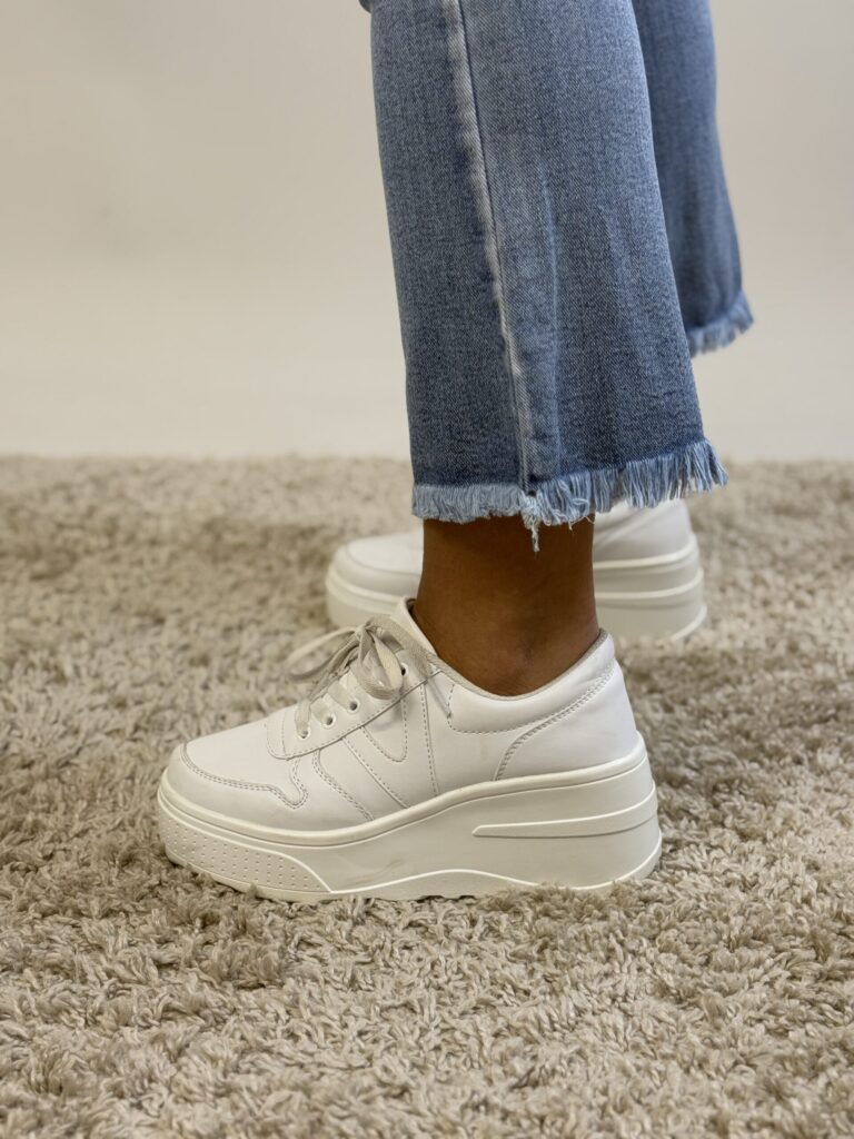Stretchiga jeans i ankelmodell med fransad kant nertill
