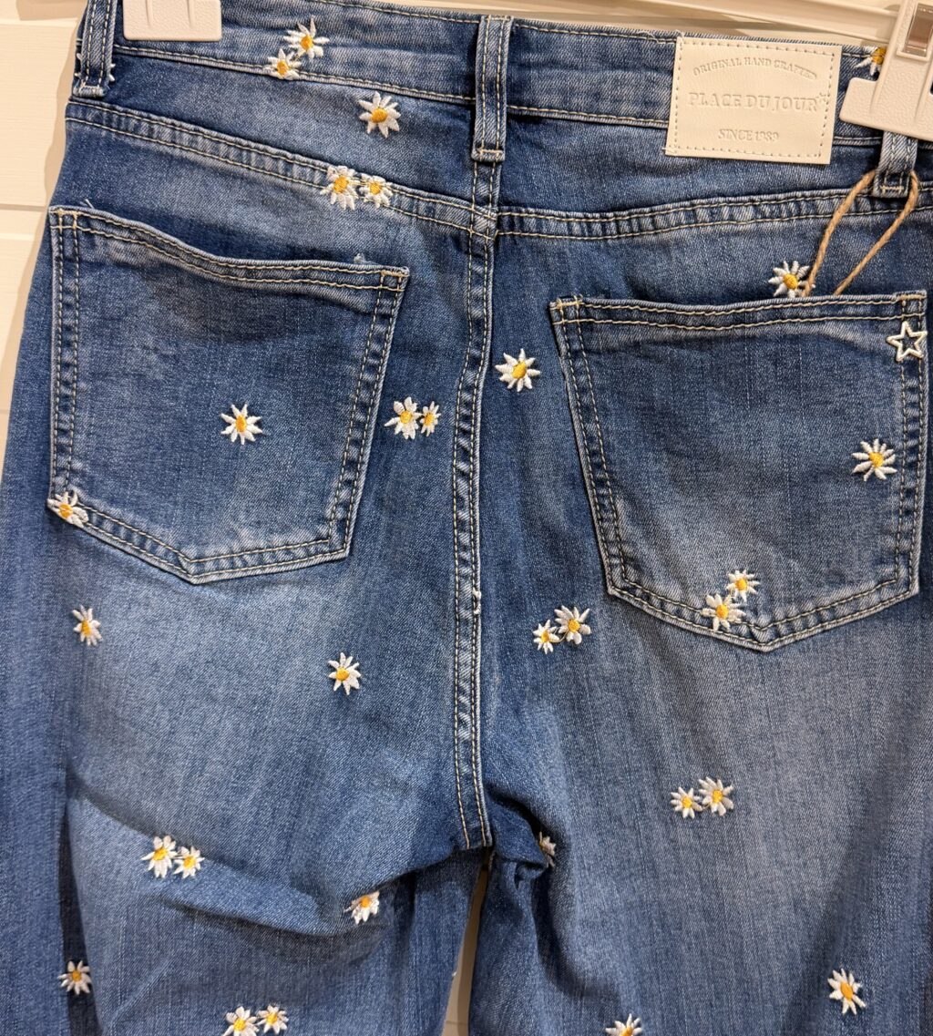 ✨ Jeans med broderade blommor – Caramell Fashion