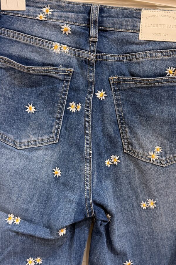 ✨ Jeans med broderade blommor – Caramell Fashion