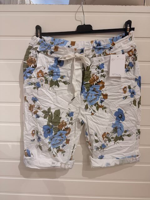 Blommiga magiska caprishorts med vit botten