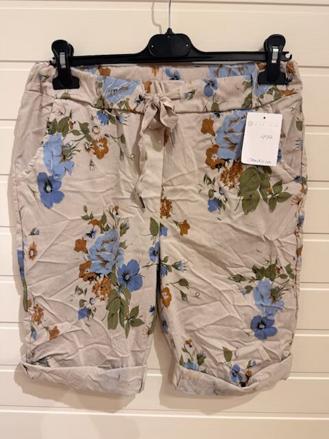 Blåblommiga magiska caprishorts