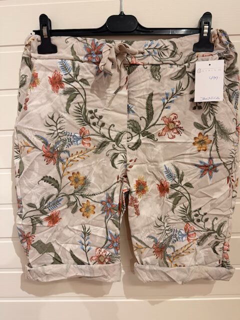Magiska caprishorts med blomranka i beige