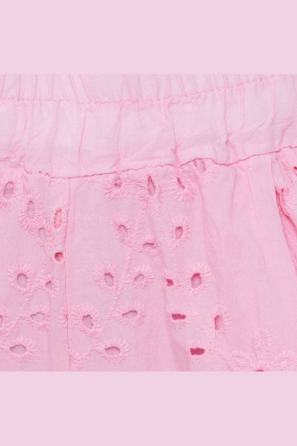 Fina rosa shorts med spetsbrodyr i bomull