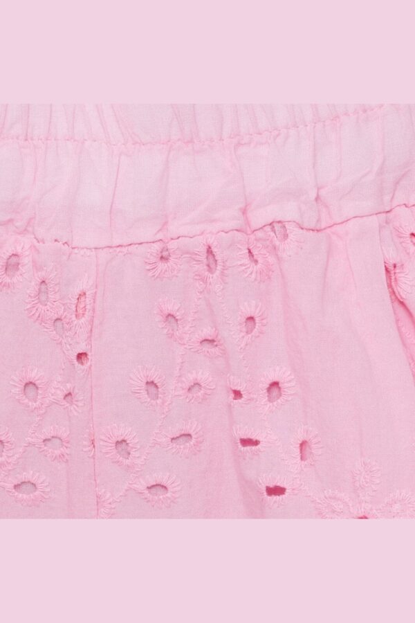 Fina rosa shorts med spetsbrodyr i bomull