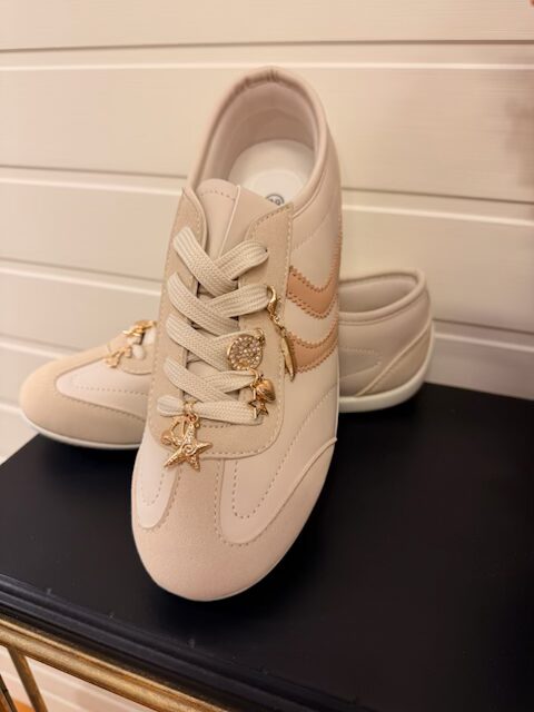 Snygg och cool sneakers i beige