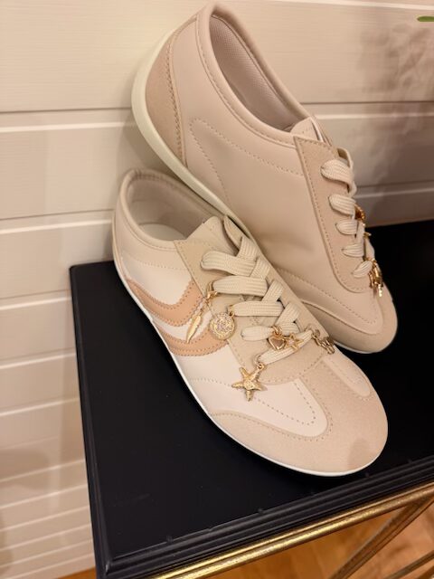 Snygg och cool sneakers i beige