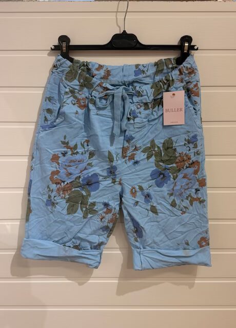 Blommiga magiska caprishorts med blå botten