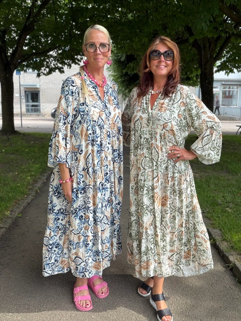Lång härlig viskosklänning i grönt och blått
