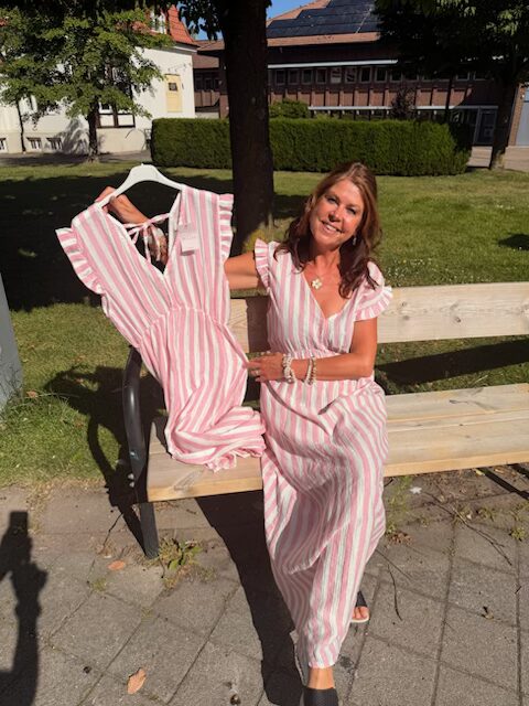 Rosarandig klänning