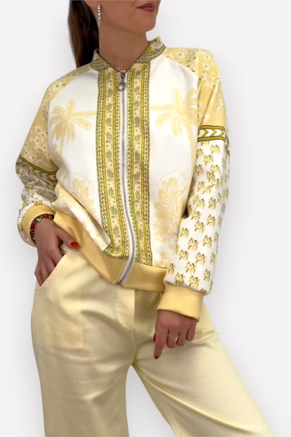 Gul jacka med mönster
