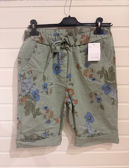 Blommiga magiska capt rishorts med grön botten