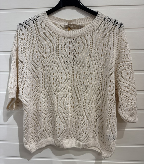 Fin tunnstickad tröja med hålinslag i beige