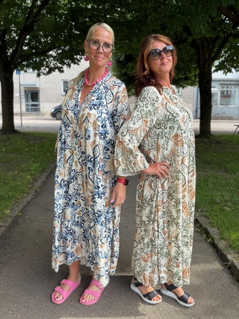 Lång härlig viskosklänning i grönt och blått