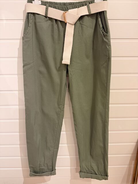 Kostymbyxa i jeanstyg i khaki