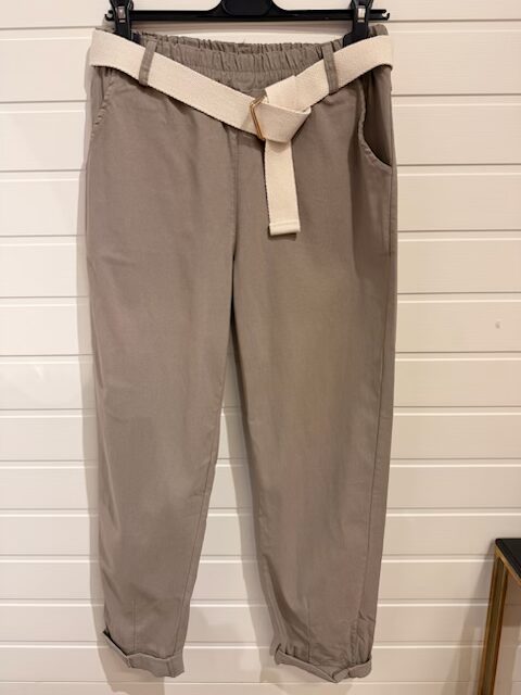 Kostymbyxa i jeanstyg i taupe