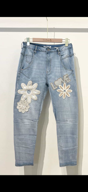 Jeans med blommor i beige