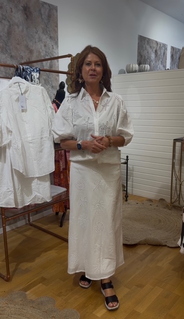 broderad skjorta med puffärm