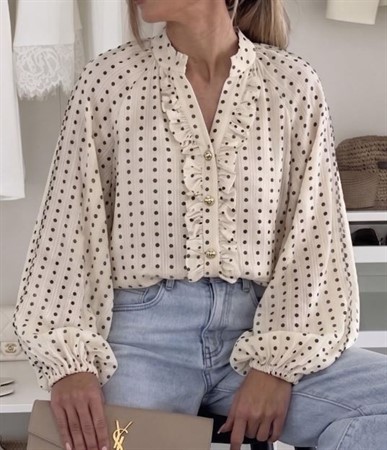 🤎🤍 Prickig blus – Caramell Fashion 🤍🤎