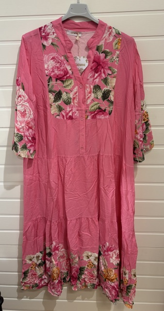Blommönstrad viscoseklänning i rosa