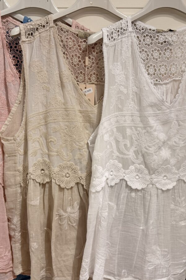 🌸 Broderat spetslinne i bomull 🌸