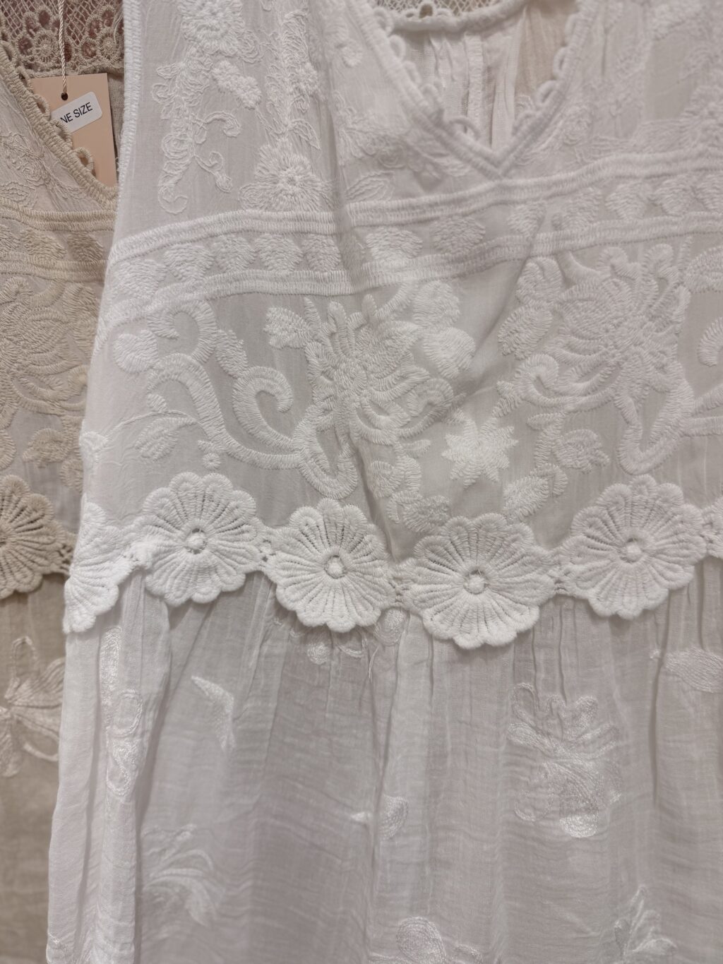 🌸 Broderat spetslinne i bomull 🌸(EJ BYTE / RETURRÄTT)