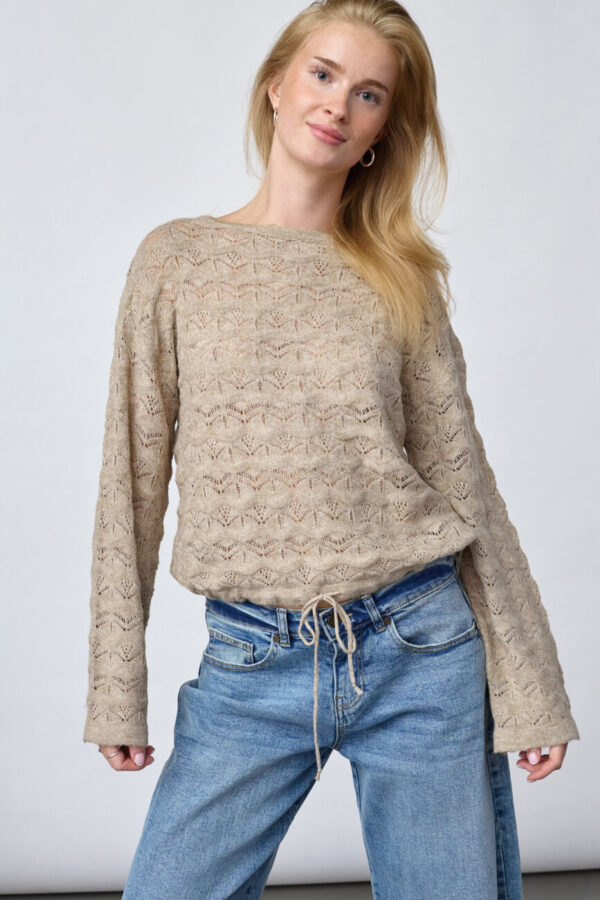 ✨ LILLY BLUS/TRÖJA FRÅN SISTERS POINT – LÄTT, FEMININ & VACKERT STICKAD ✨