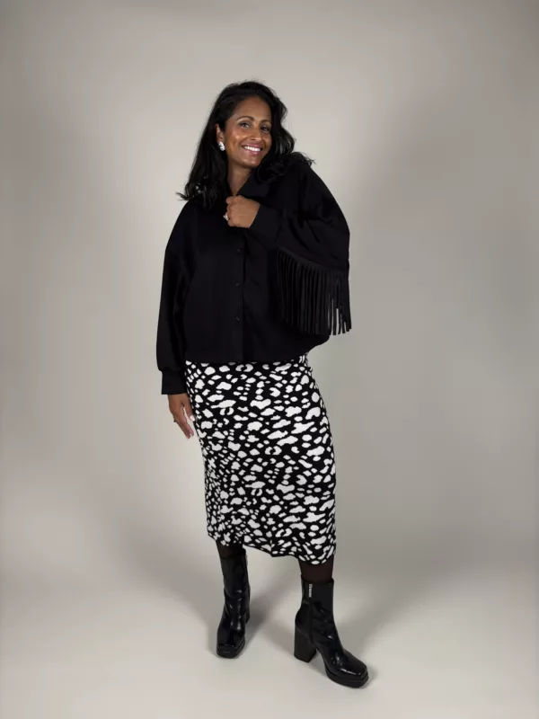 Fin sweatshirtjacka med fransar över rygg och ärmar