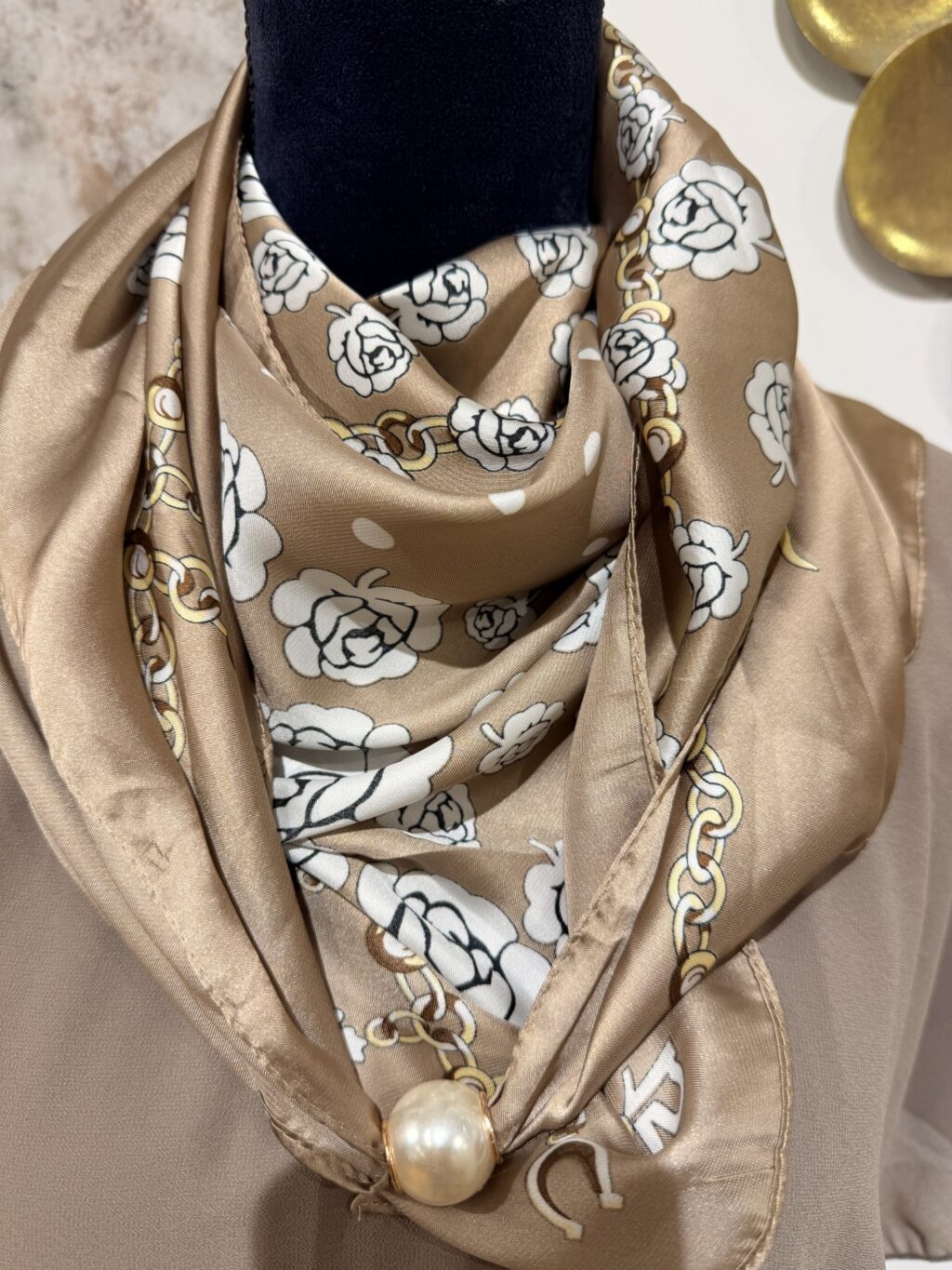✨ Train of Trend – längre magnetscarf med elegant pärlspänne ✨