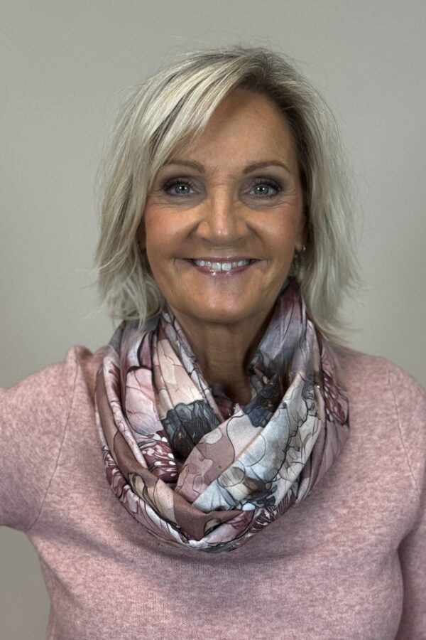 Fin rosablommig med gulddetaljer