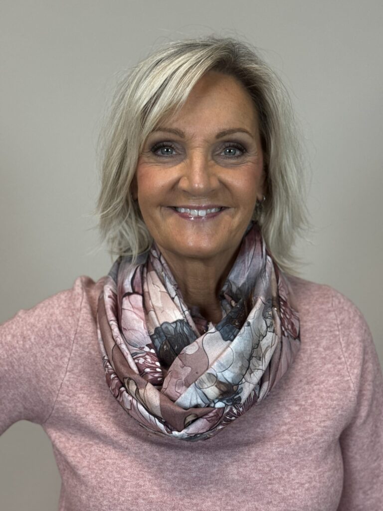 Fin rosablommig med gulddetaljer