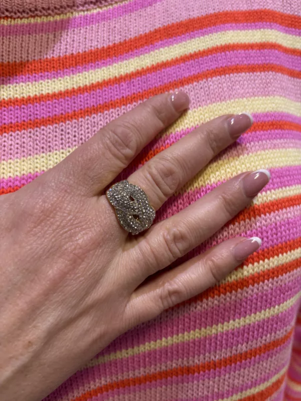 Flätad blingring med guldiga stenar