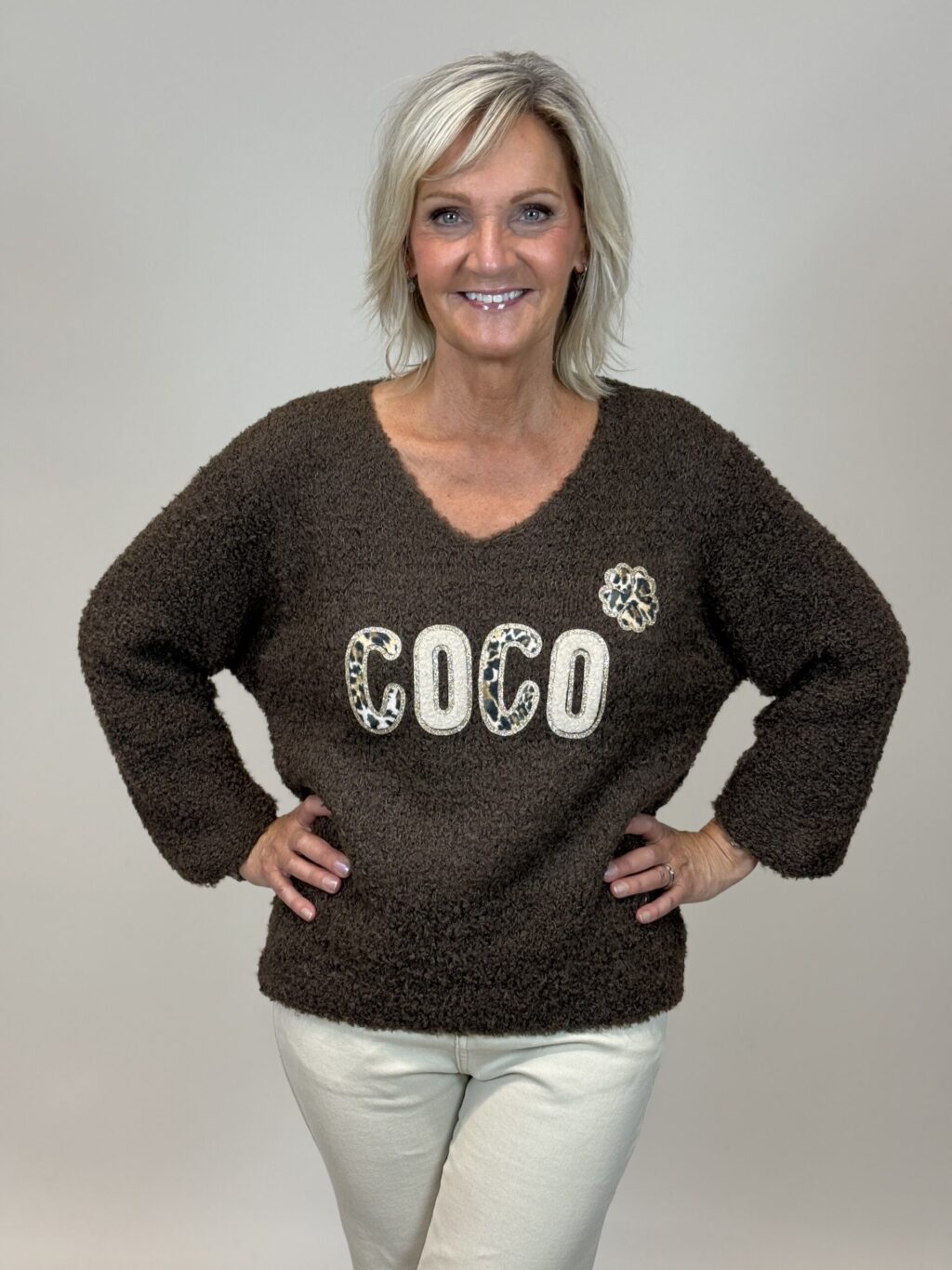 V-ringad mjukstickad tröja med tryck framtill COCO i brunt