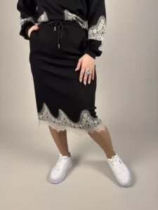 Snygg och skön kjol i svart med spetskant nertill(EJ BYTE,RETURRÄTT)