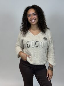 V-ringad mjukstickad tröja med tryck framtill COCO i beige