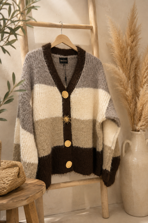 ✨ Caramell Fashion – stickad blockkofta med guldknappar ✨
